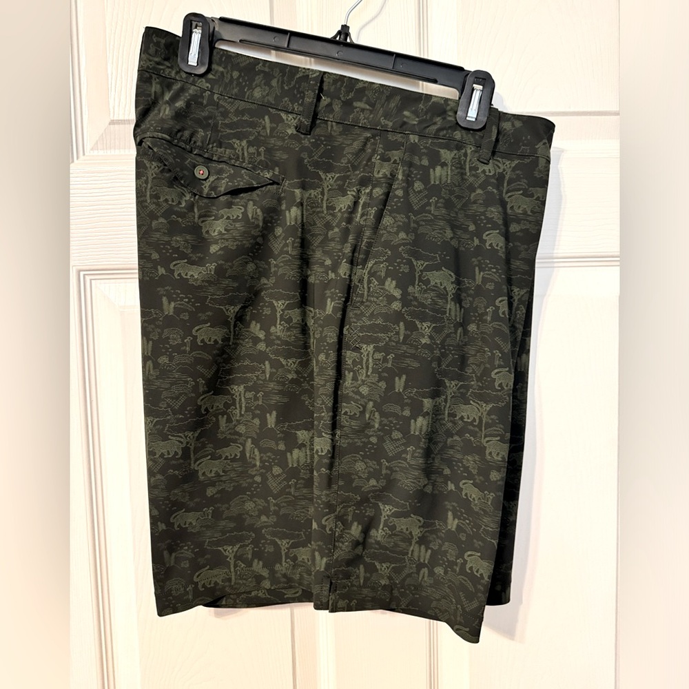 Rhone 8” Resort Short, Dark Green, Size 40, EUC